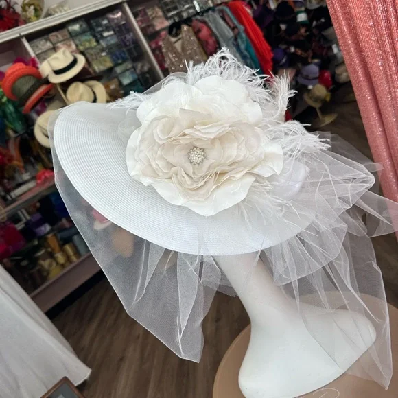 Fluer De Paris White Wide-Brimmed Hat display picture 3